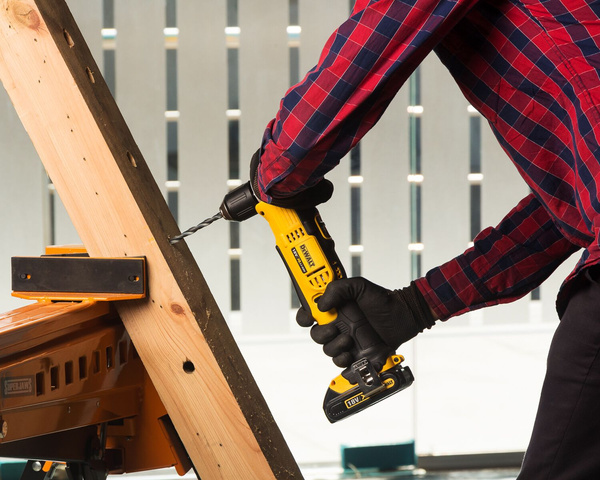 Wiertarko-wkrętarka kątowa Dewalt DCD740NT-XJ