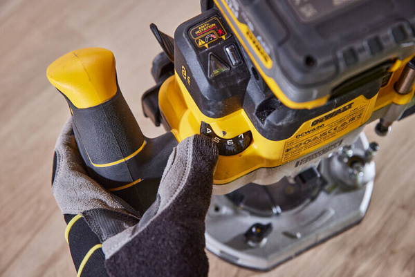 Frezarka Dewalt DCW620N