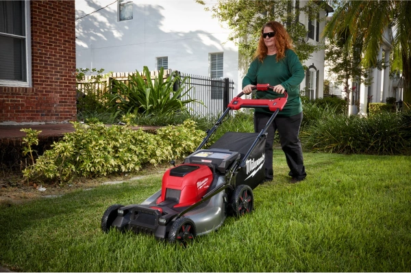 Kosiarka akumulatorowa z napędem Milwaukee M18F2LM53-0