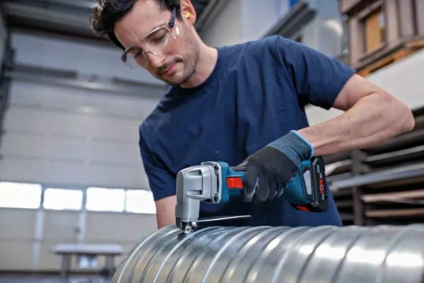 Nożyce do blachy akumulatorowe Bosch GSC 18V-16 E (0601926300)