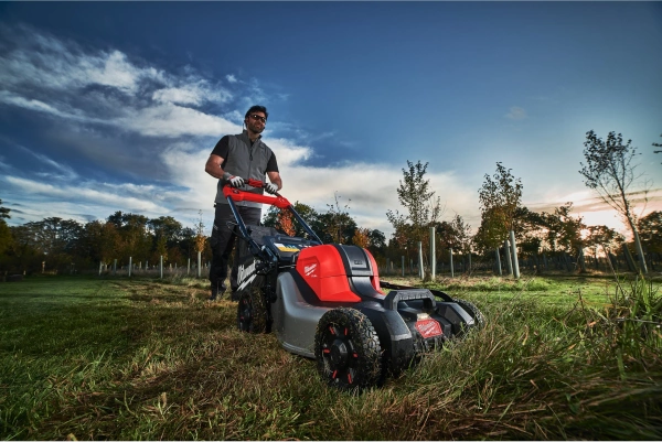 Kosiarka akumulatorowa z napędem Milwaukee M18 F2LM46-0