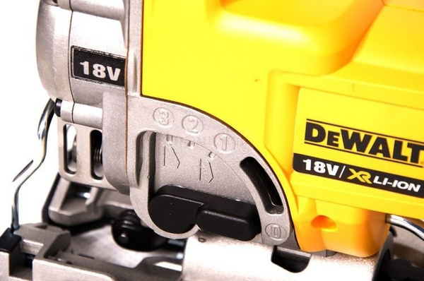 Wyrzynarka Dewalt DCS331M2