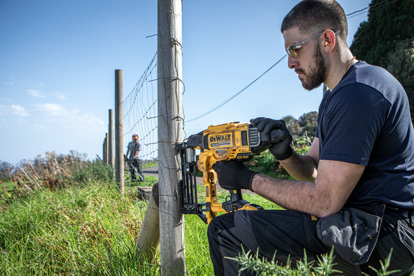 Zszywacz akumulatorowy do siatki ogrodzeniowej Dewalt DCFS950P2