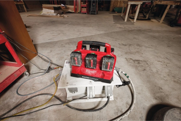 Szybka, wieloportowa ładowarka Milwaukee M18 PC6