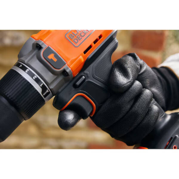Wiertarko-wkrętarka udarowa Black Decker BCD383D1XC-QW z akumulatorem i ładowarką