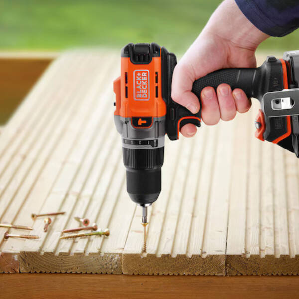Wiertarko-wkrętarka udarowa Black Decker BCD383D1XC-QW z akumulatorem i ładowarką