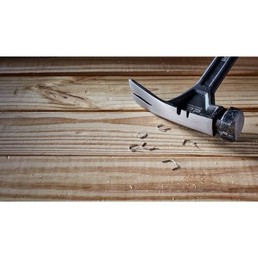 Młotek stalowy DeWALT DWHT51006-0 o masie główki 624g