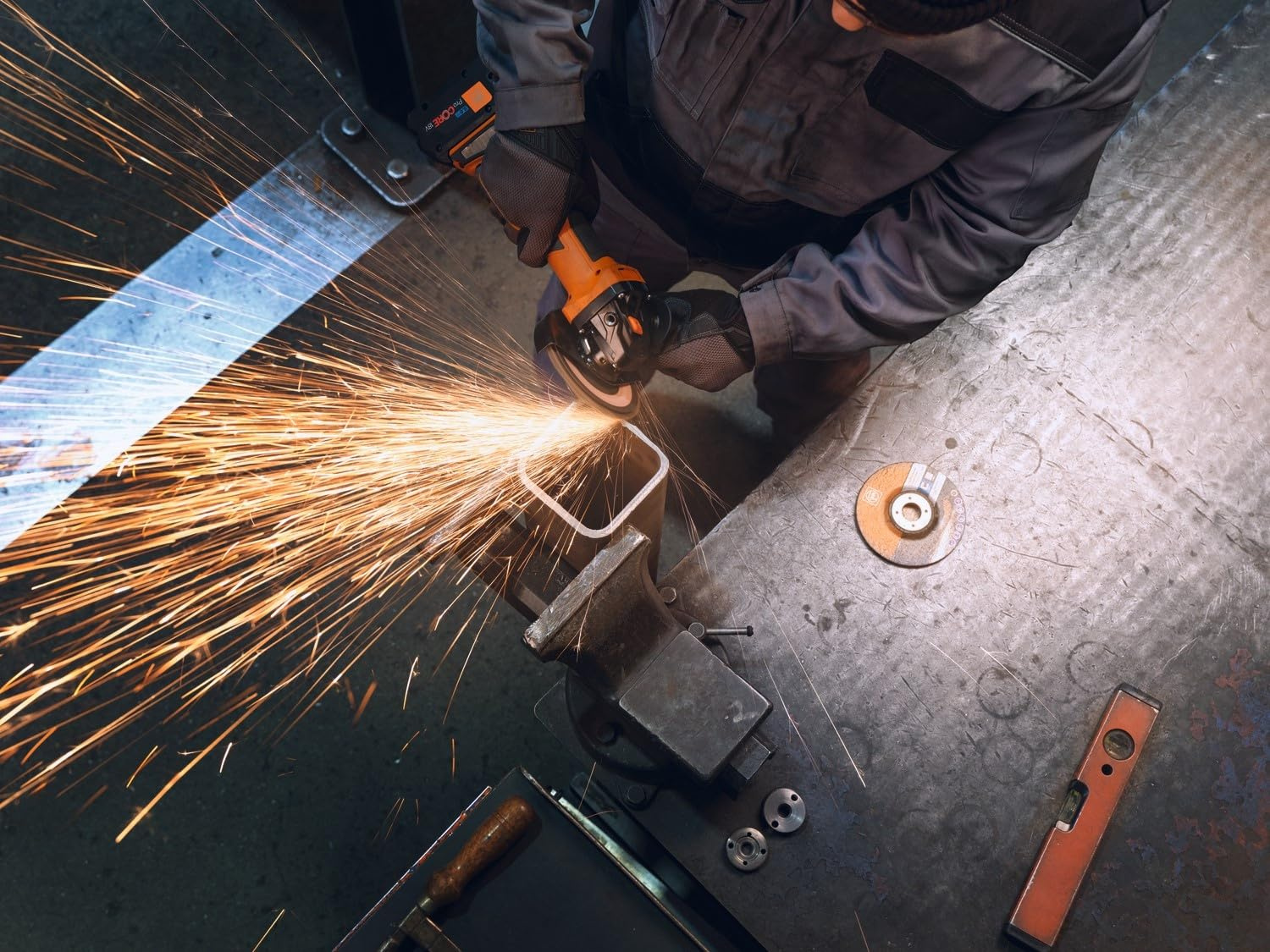 Szlifierka kątowa Fein CCG 18-125-7 X AS podczas szlifowania stali