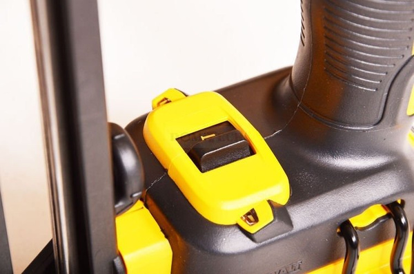 Gwoździarka Dewalt DCN660D2