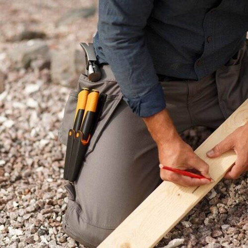 Nóż uniwersalny z wbudowaną ostrzałką Fiskars 1023618