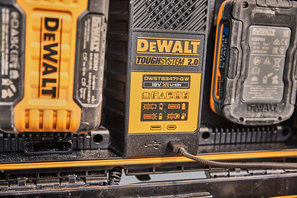 Ładowarka Dewalt DWST83471