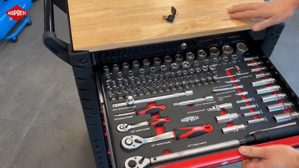 Wózek narzędziowy AIRPRESS 79169, z 7 szufladami, z 215 narzędziami oraz z drewnianym blatem