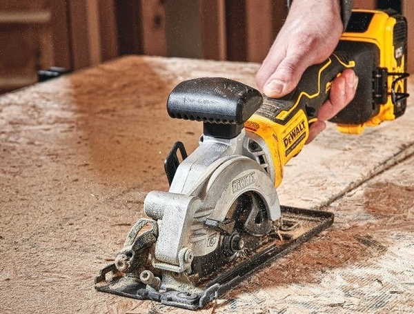 Pilarka tarczowa Dewalt DCS571N