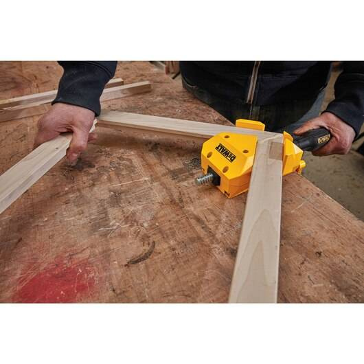 Ścisk kątowy narożny DeWALT DWHT83853-0