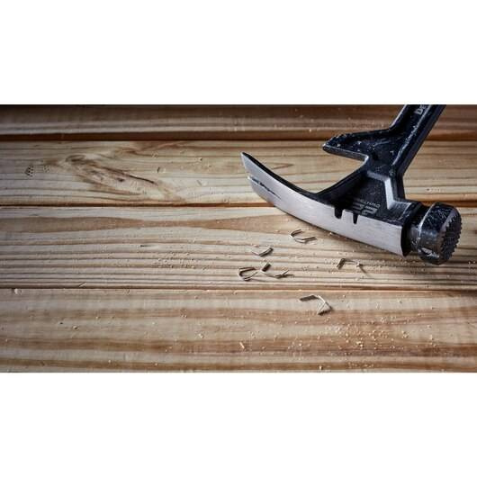 Młotek stalowy DeWALT DWHT51008-0 o masie główki 567g