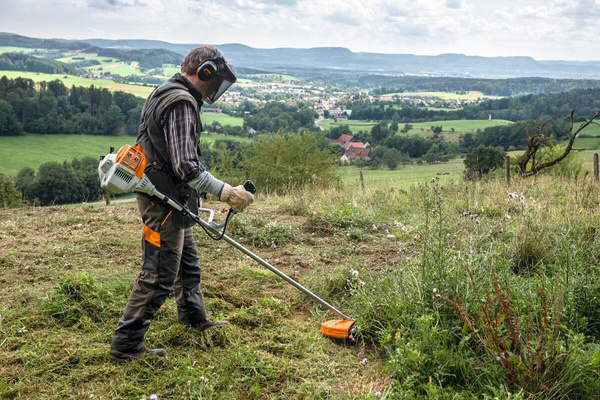 Kosa spalinowa Stihl FS 235 z głowica żyłkowa AC C26-2, trójząb 250-3