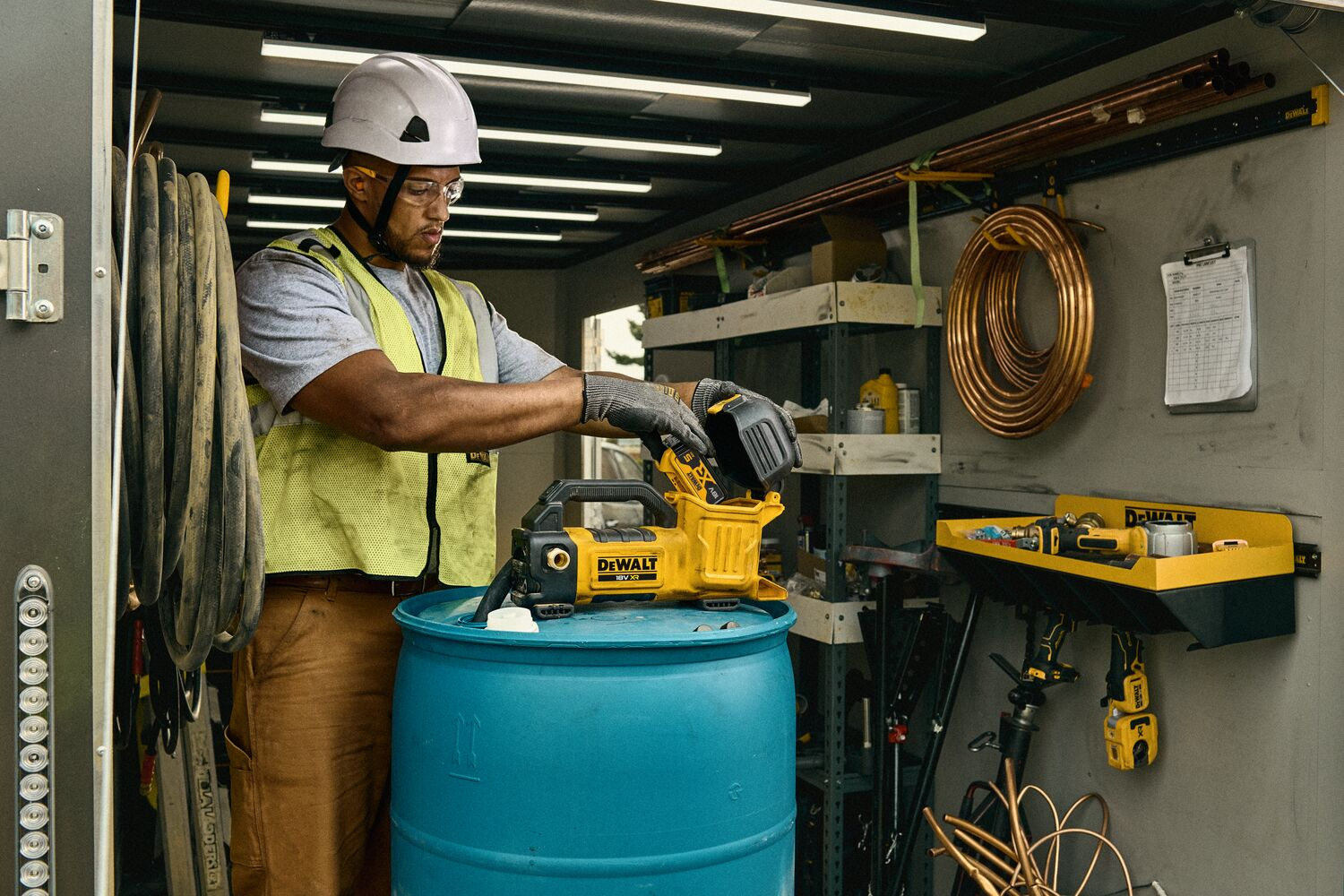 Pompa Dewalt DCE050N-XJ zasilana akumulatorem 18V