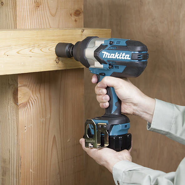 Klucz udarowy Makita DTW1002 z zestawem zasilającym i zestawem nasadek