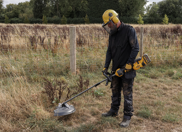 Przystawka DeWALT DCMASST1N-XJ do koszenia trawy