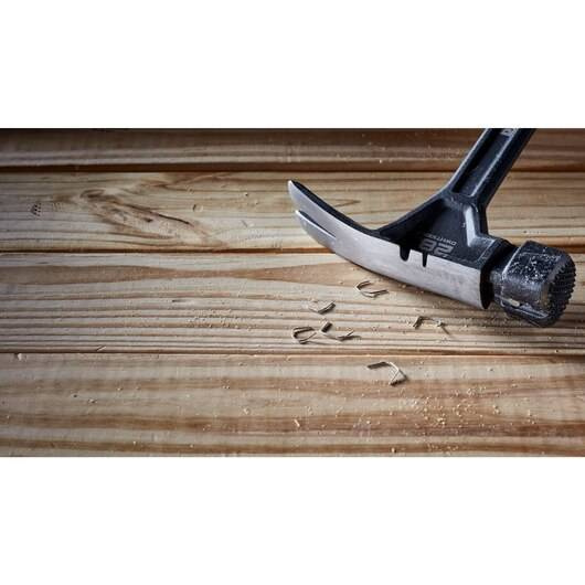 Młotek stalowy DeWALT DWHT51007-0 o masie główki 794g