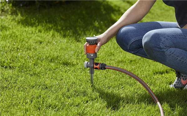 Zraszacz dookolny Vario na sankach Gardena 01948-20