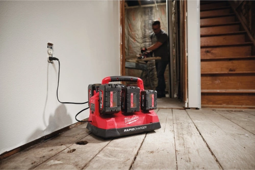 Szybka, wieloportowa ładowarka Milwaukee M18 PC6