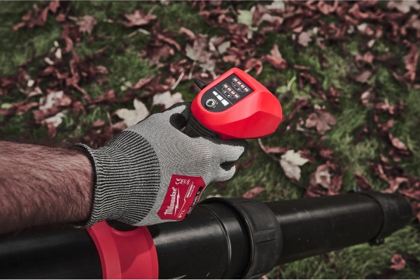 Dmuchawa do liści Milwaukee M18 F2BPB-0 plecakowa na cztery akumulatory