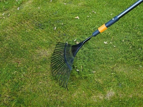 Grabie do liści metalowe Fiskars QuikFit