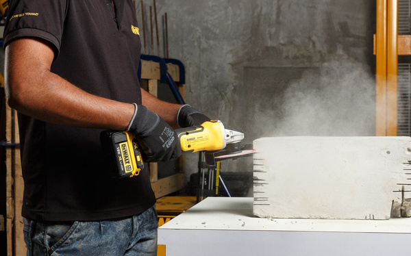 Szlifierka kątowa Dewalt DCG405NT