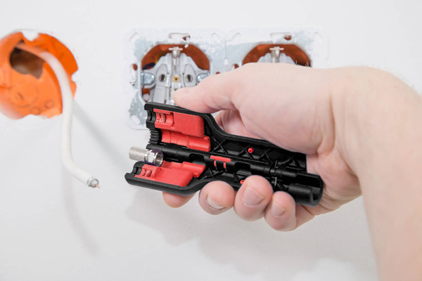 Szczypce do izolacji do kabli centrycznych Wiha 44241