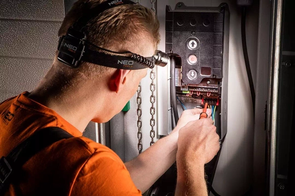 Latarka czołowa Neo Tools CREE XPE 250 lm 99-201