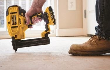 Akumulatorowy zszywacz DCN681N DeWalt