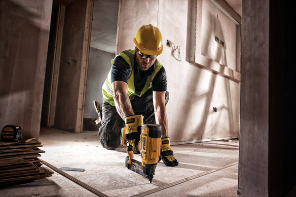 Gwoździarka Dewalt DCN680NT