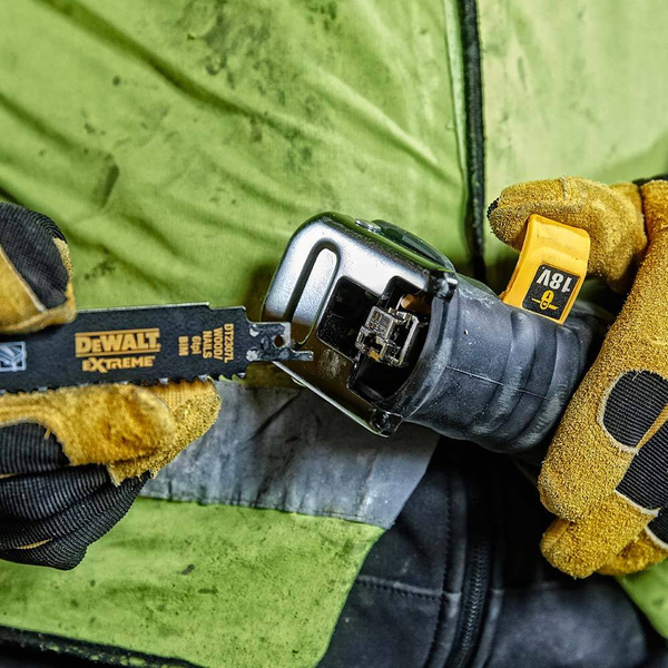 Pilarka szablasta Dewalt DCS380N