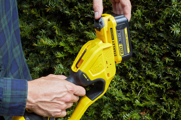 Nożyce do żywopłotu akumulatorowe na wysięgniku Stanley Fatmax SFMCPH845B