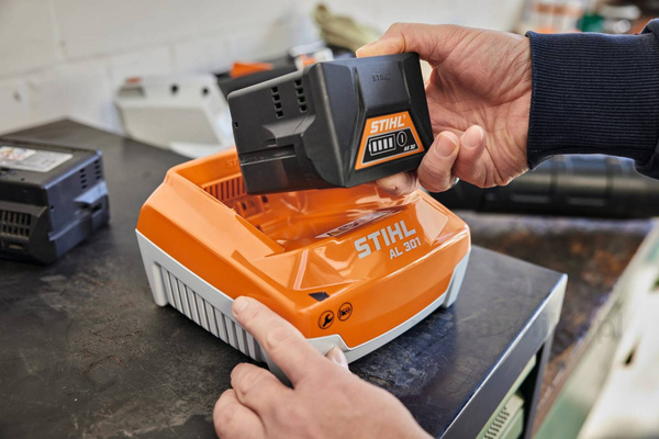 Ładowarka Stihl AL 301 (EA094305500)