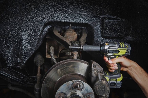 Klucz udarowy Ryobi R18IW7-0 z akumulatorem 4,0 Ah i ładowarką