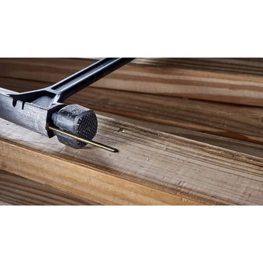 Młotek stalowy DeWALT DWHT51007-0 o masie główki 794g