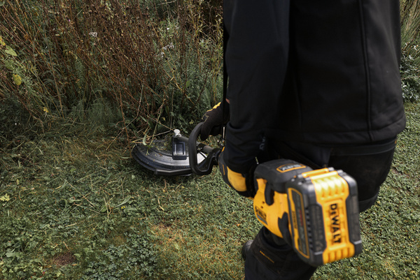 Przystawka DeWALT DCMASST1N-XJ do koszenia trawy