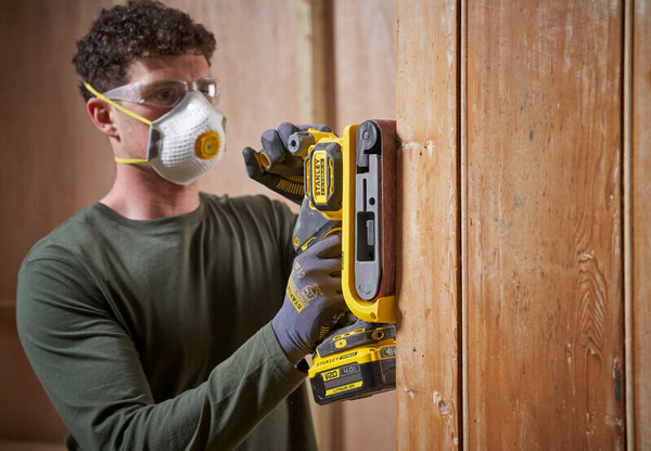 Szlifierka taśmowa Stanley Fatamax SFMCW223B