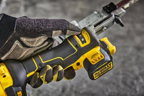 Pilnik taśmowy Dewalt DCM200E2T