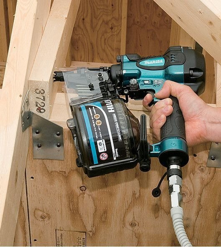 Gwoździarka Makita AN902