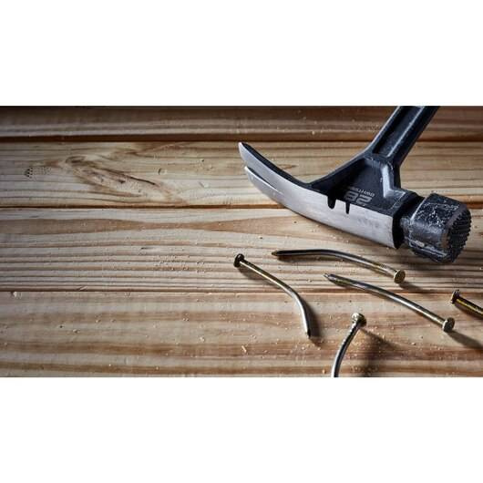 Młotek stalowy DeWALT DWHT51007-0 o masie główki 794g