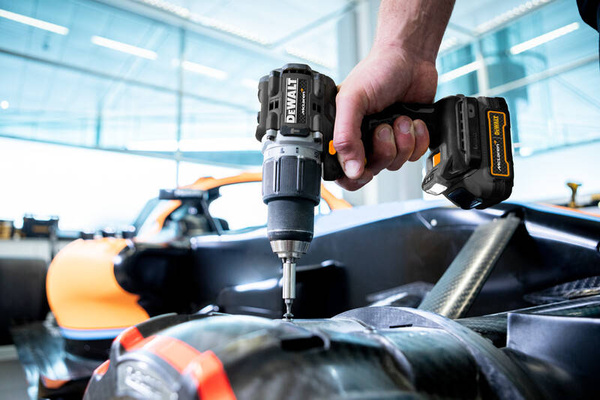 Zestaw elektronarzędzi Dewalt McLaren Black Edition DCK200ME2GT