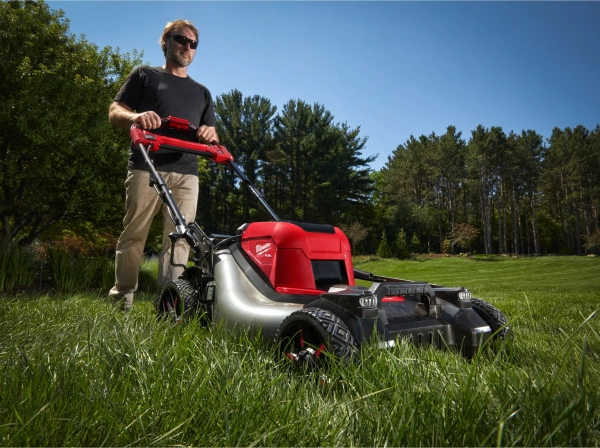 Kosiarka akumulatorowa z napędem Milwaukee M18F2LM53-0