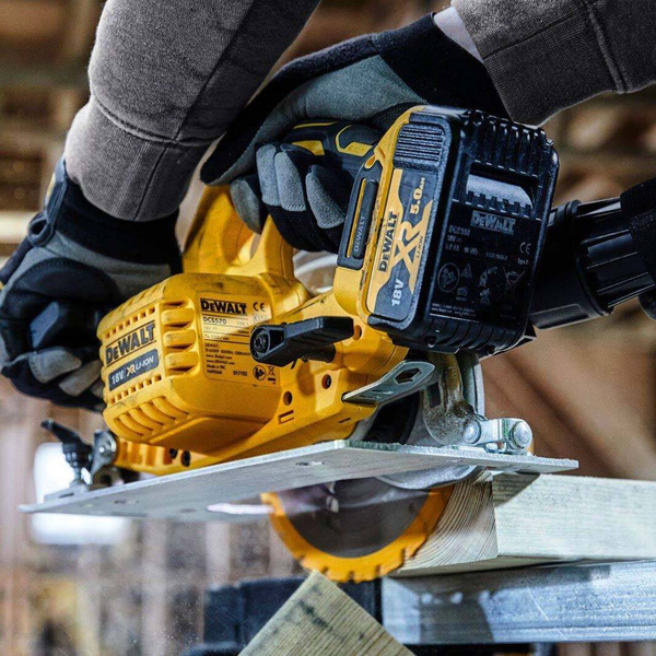 Pilarka tarczowa Dewalt DCS570N