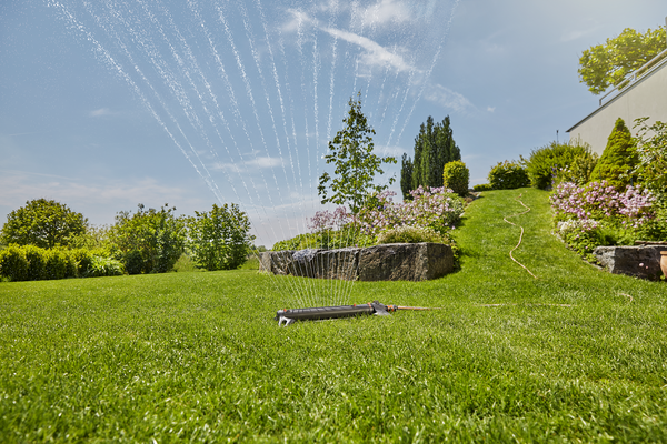 Zraszacz wahadłowy Gardena AquaZoom L (18714-20) z wężem Vartco o długości 20 metrów