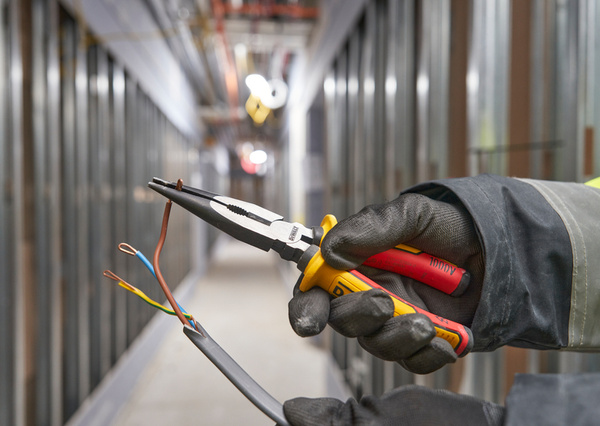 Szczypce uniwersalne wydłużone 200 mm izolowane VDE Dewalt DWHT82804-0