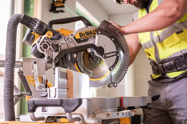 Ukośnica Dewalt DCS782N