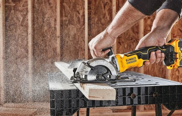 Pilarka tarczowa Dewalt DCS571NT